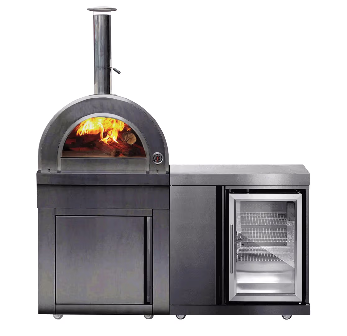 Myoutdoorkitchen udekøkken med brændefyret pizzaovn og køleskab