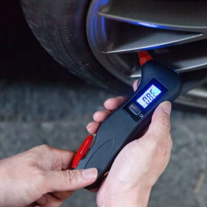 Luxorparts 4-i-1 Sikkerhedsværktøj med Dæktryksmåler – bedste dæktryksmåler i test